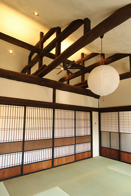 築100年以上の古民家をフルリノベーション！ <br>梁見せ天井で仕上げた家
