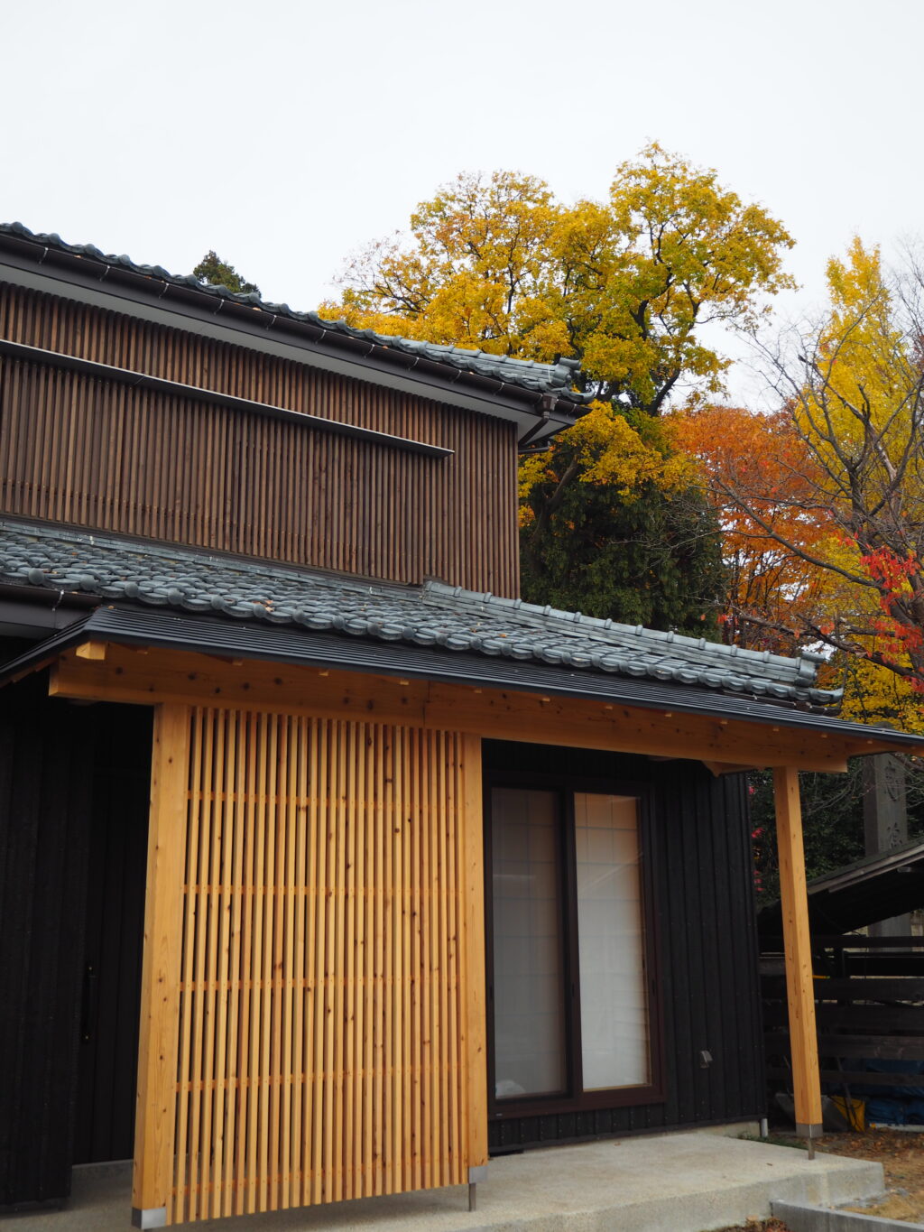 木の邸に灯る確かな光　－懐かしい趣と新しい洗練が静かに交差するー